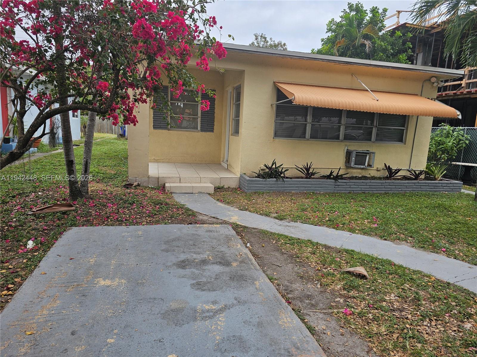 Hollywood Condo: 1947 Funston Street