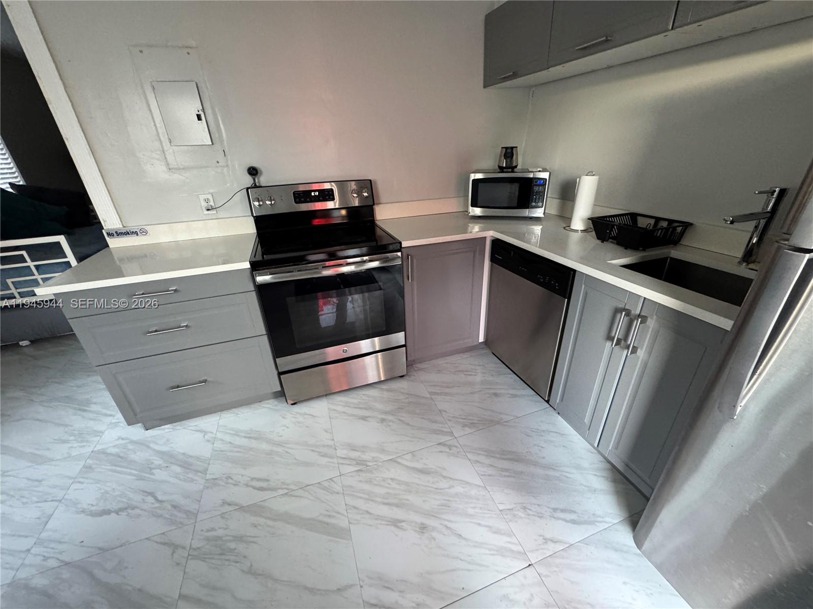 Hollywood Condo: Royal Poinciana