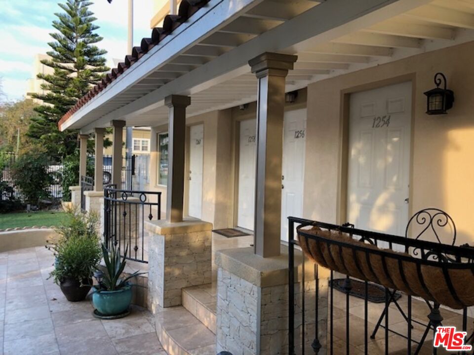 West Hollywood Condo: 1254 North Detroit Street