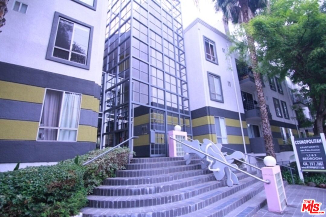 West Hollywood Condo: 884 Palm Avenue