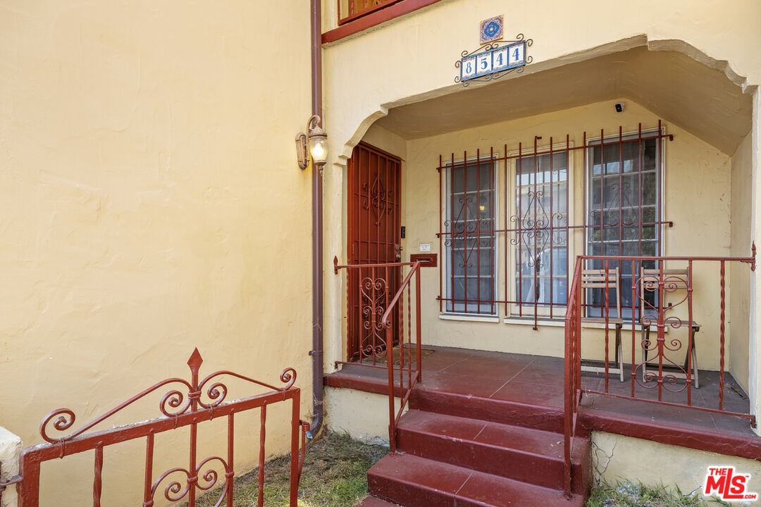 Los Angeles Condo: 8544 Saturn Street