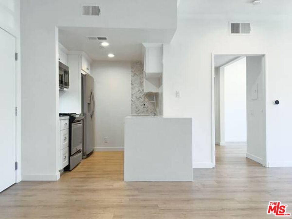 Los Angeles Condo: 301 South Swall Drive