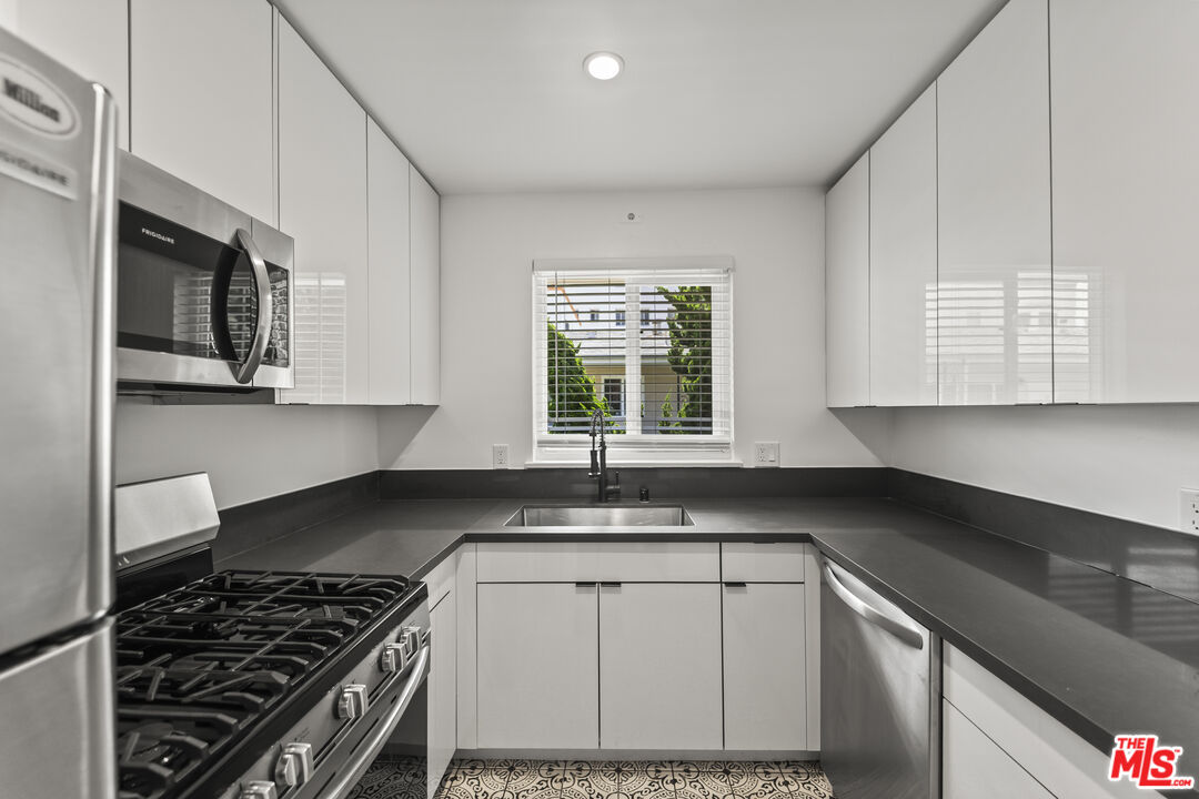 Santa Monica Condo: 943 2nd Street