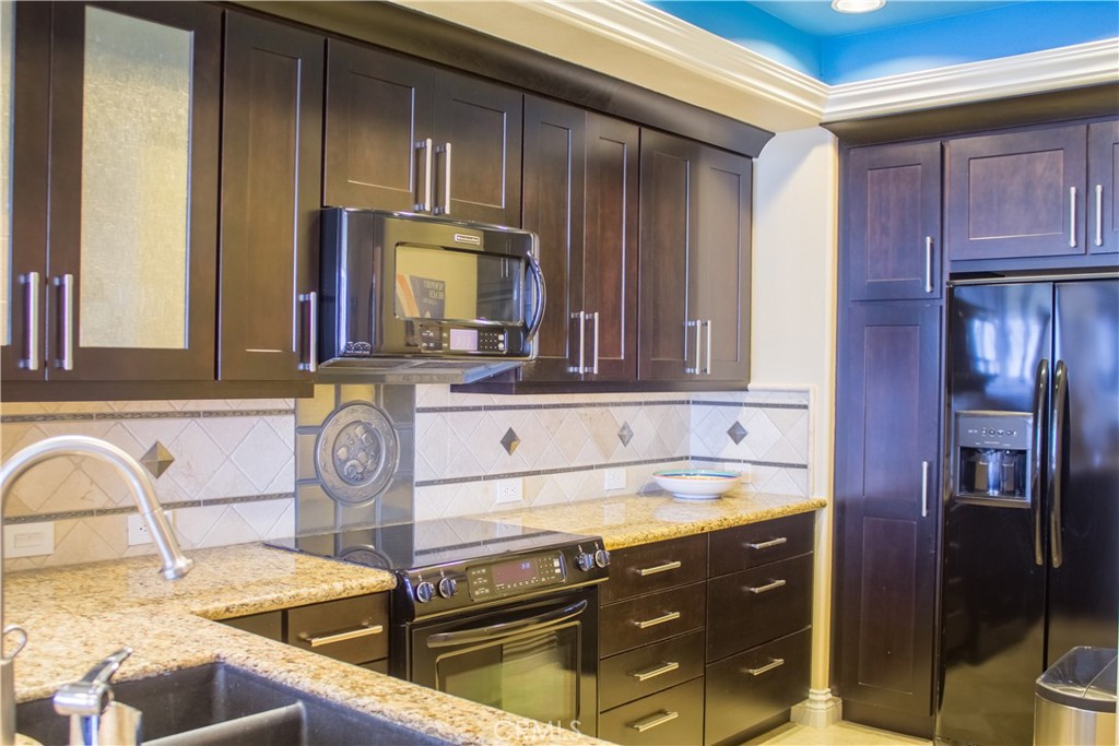 Newport Beach Condo: 200 Paris Lane