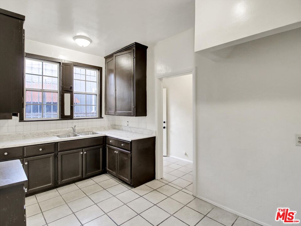 Los Angeles Condo: 4222 Hooper Avenue