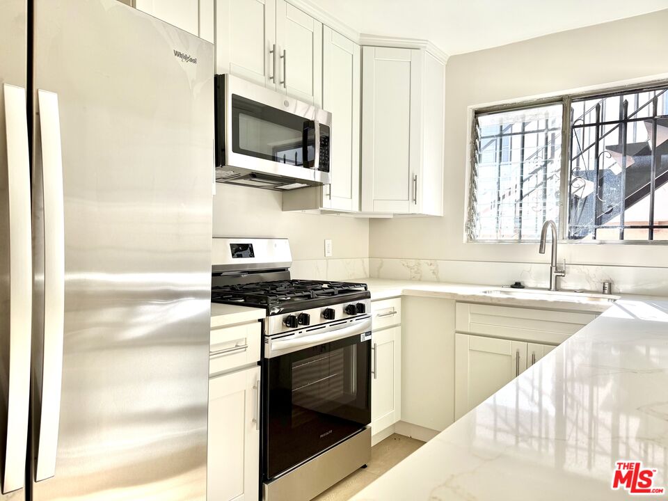 Los Angeles Condo: 925 South Holt Avenue