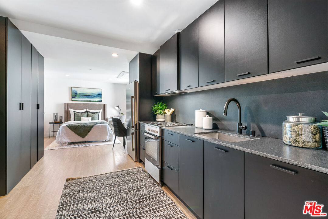 Los Angeles Condo: 3688 Overland Avenue