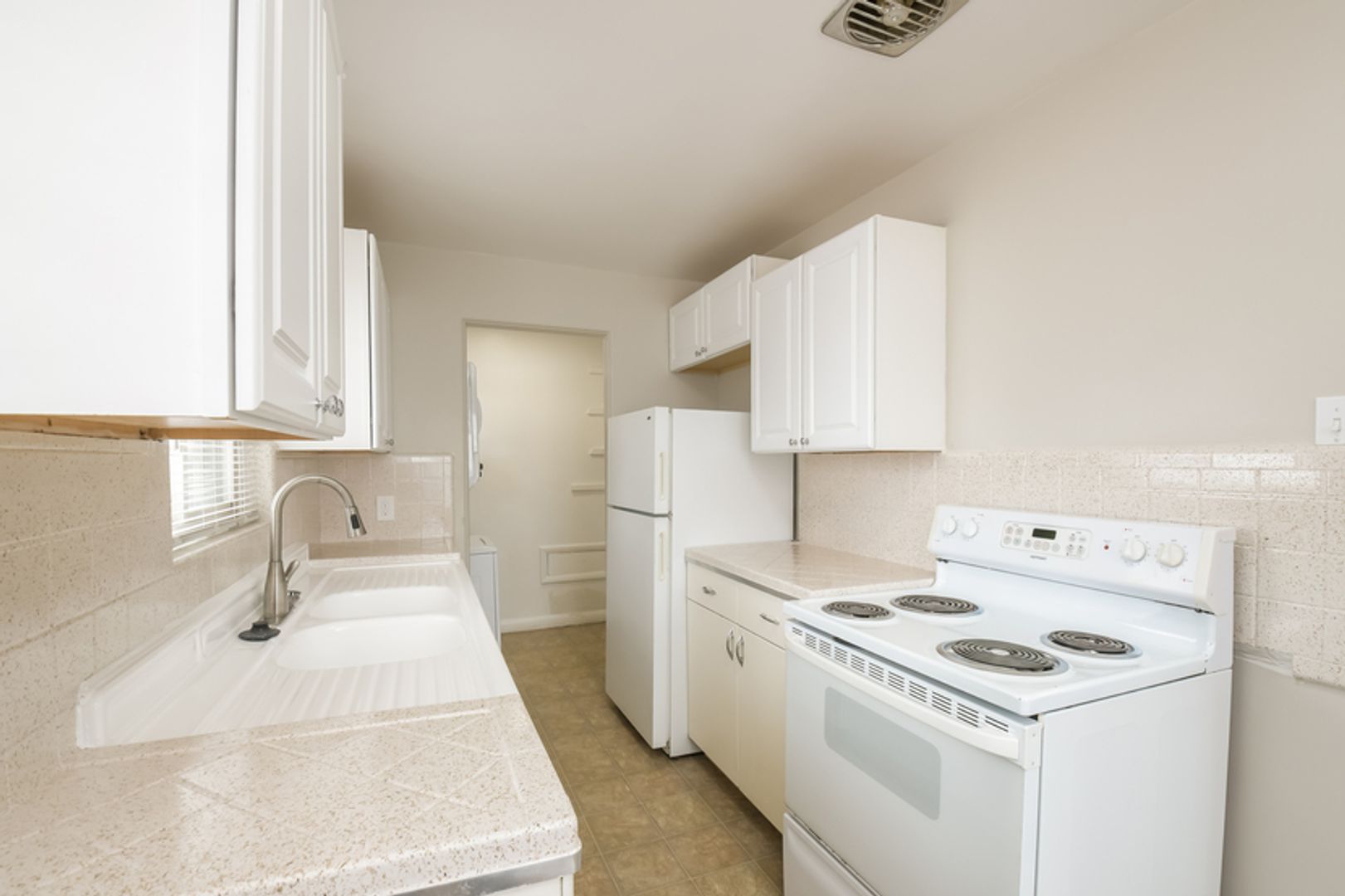 Lakewood Apartment: 208 S Ammons St