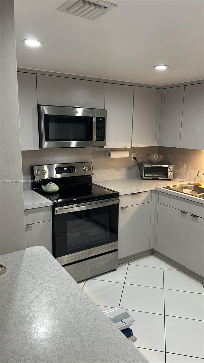 Miami Beach Condo: 2600 Collins Avenue