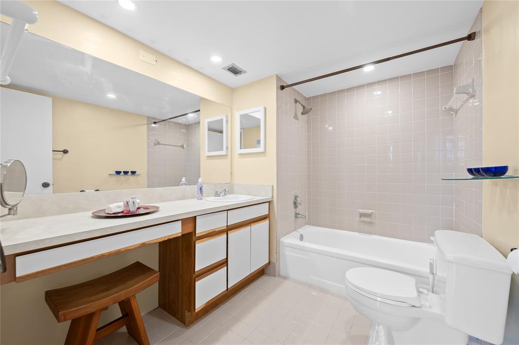 Davie Condo: 3300 West Rolling Hills Circle