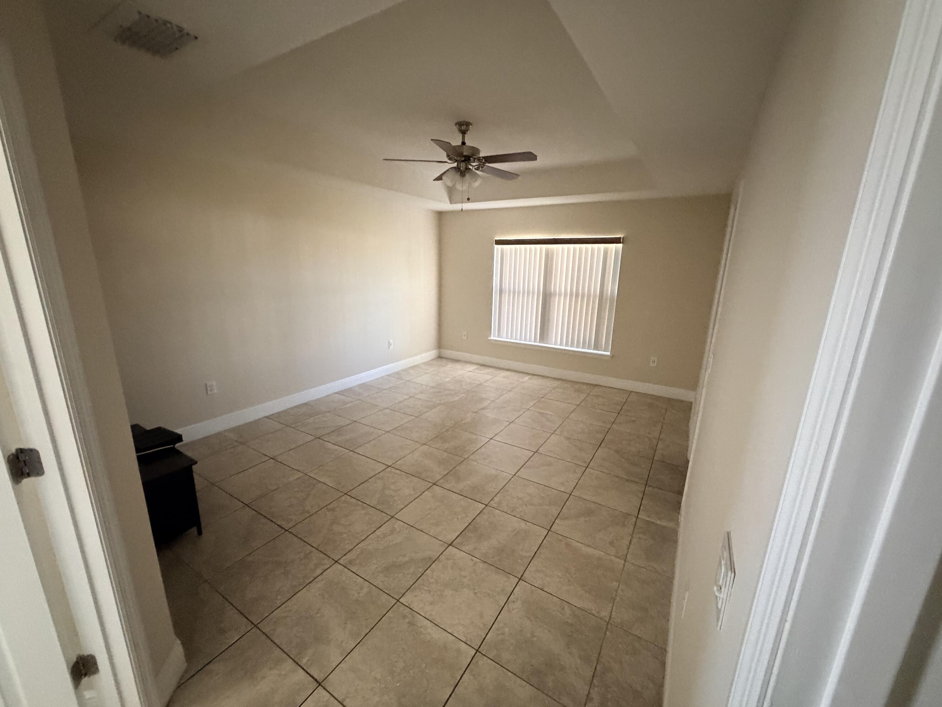 Poinciana Condo: 801 Desmoines Place