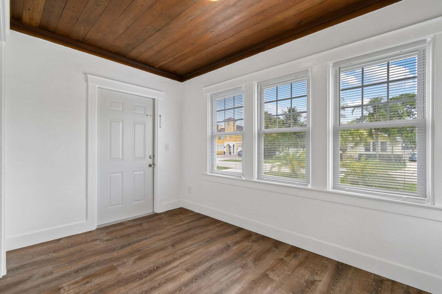 Lake Park Condo: 415 Greenbriar Drive