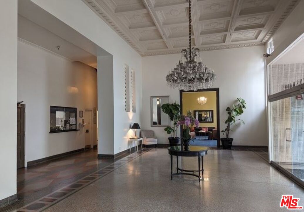 Los Angeles Condo: 570 North Rossmore Avenue
