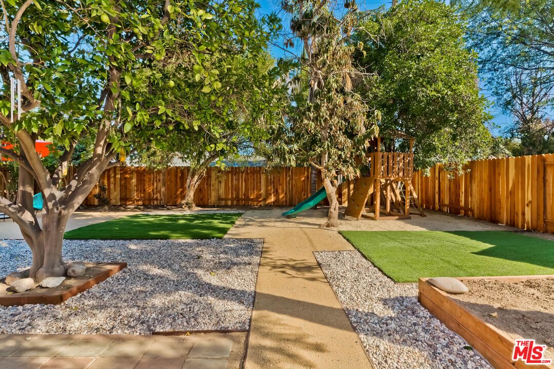 Van Nuys Condo: 7236 Encino Avenue