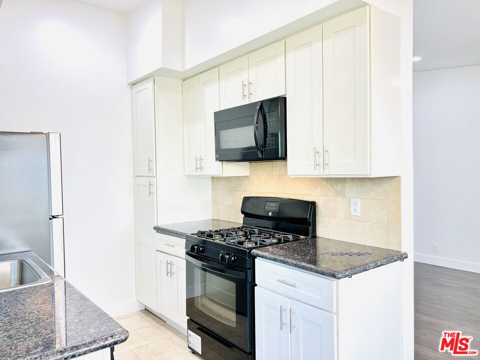 North Hollywood Condo: 10936 Hartsook Street