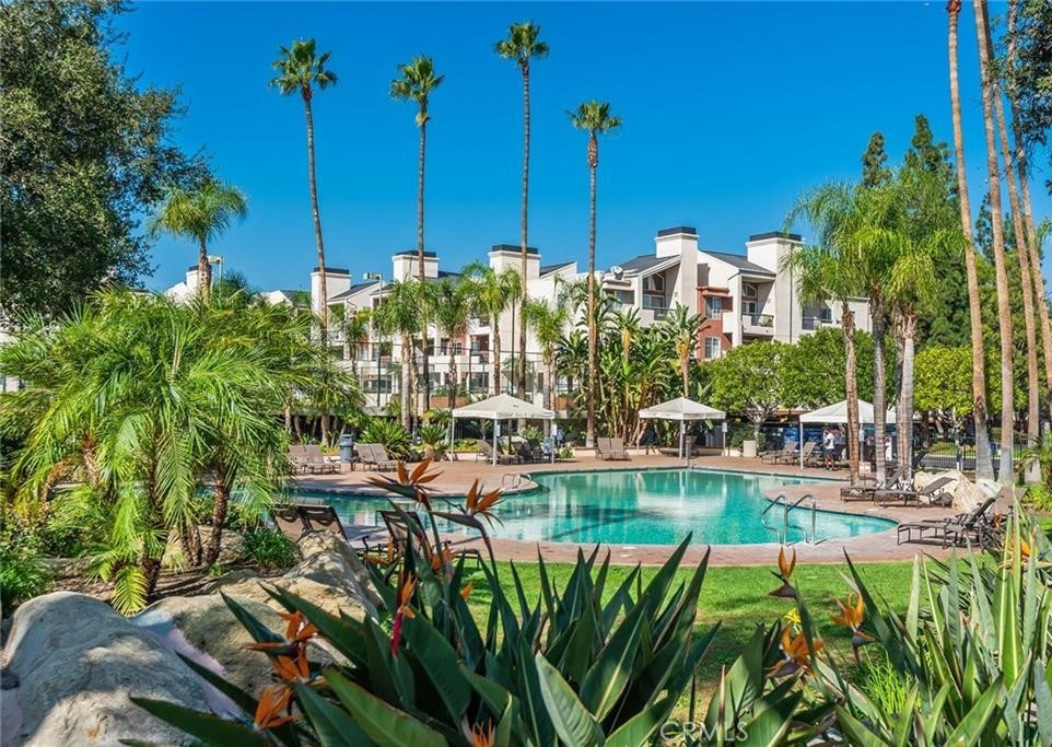 Woodland Hills Condo: 5515 Canoga Avenue