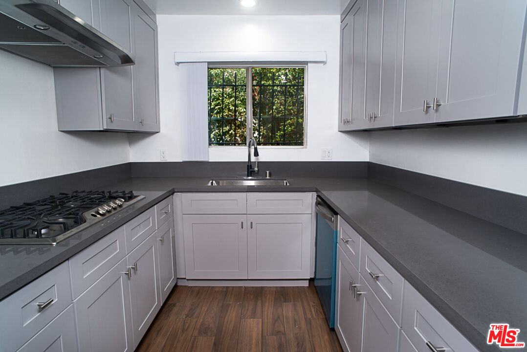 Beverly Hills Condo: 416 North Oakhurst Drive