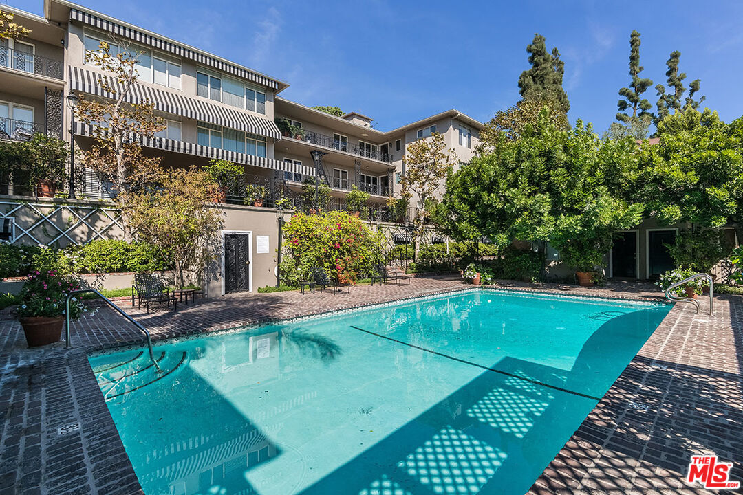 West Hollywood Condo: 8727 Shoreham Drive