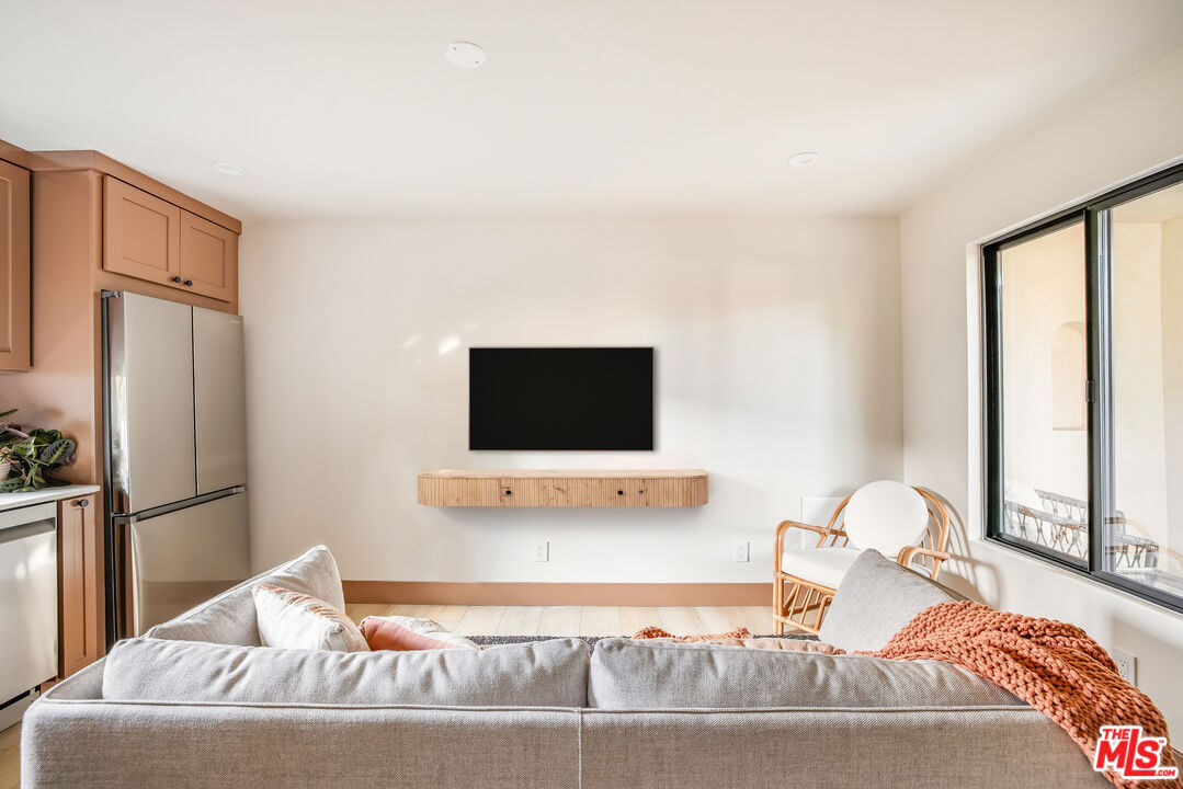 West Hollywood Condo: 1031 1/2 Havenhurst Drive