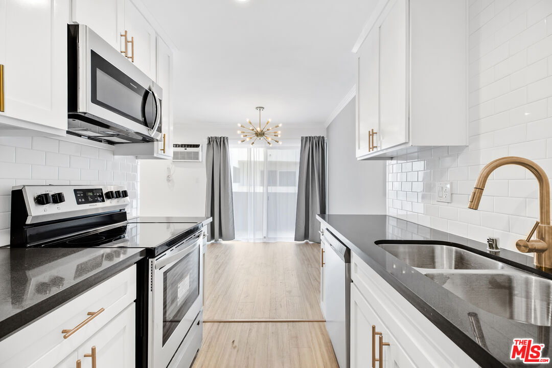 West Hollywood Condo: 960 Larrabee Street