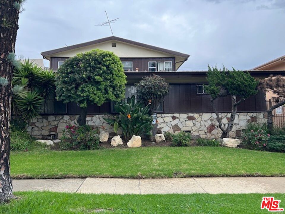 Inglewood Condo: 10702 Crenshaw Boulevard