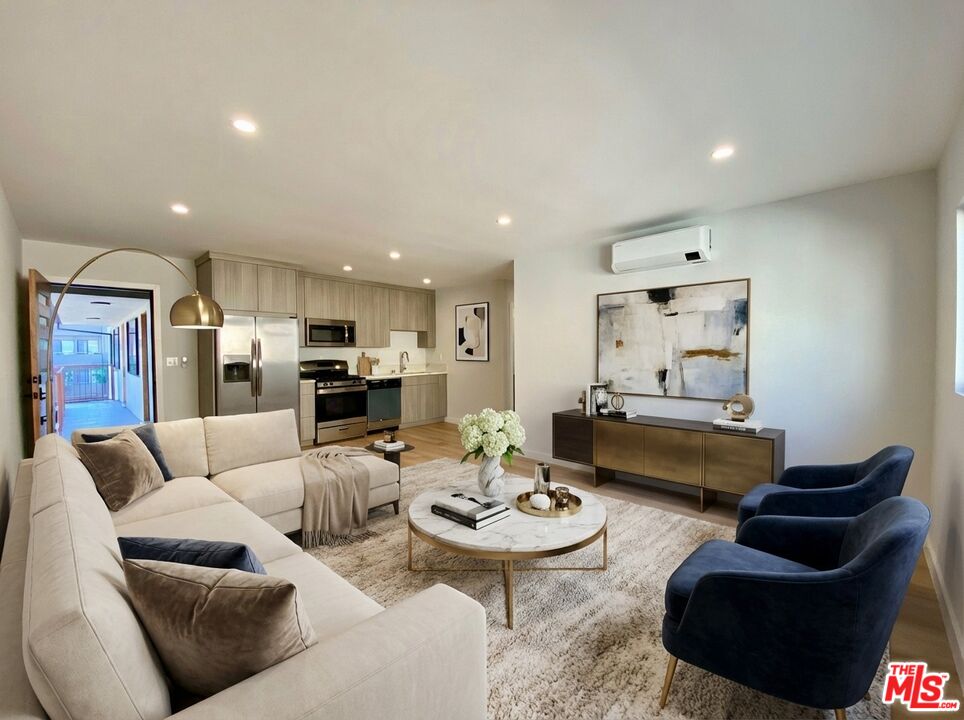 Los Angeles Condo: 3207 West 3rd Street
