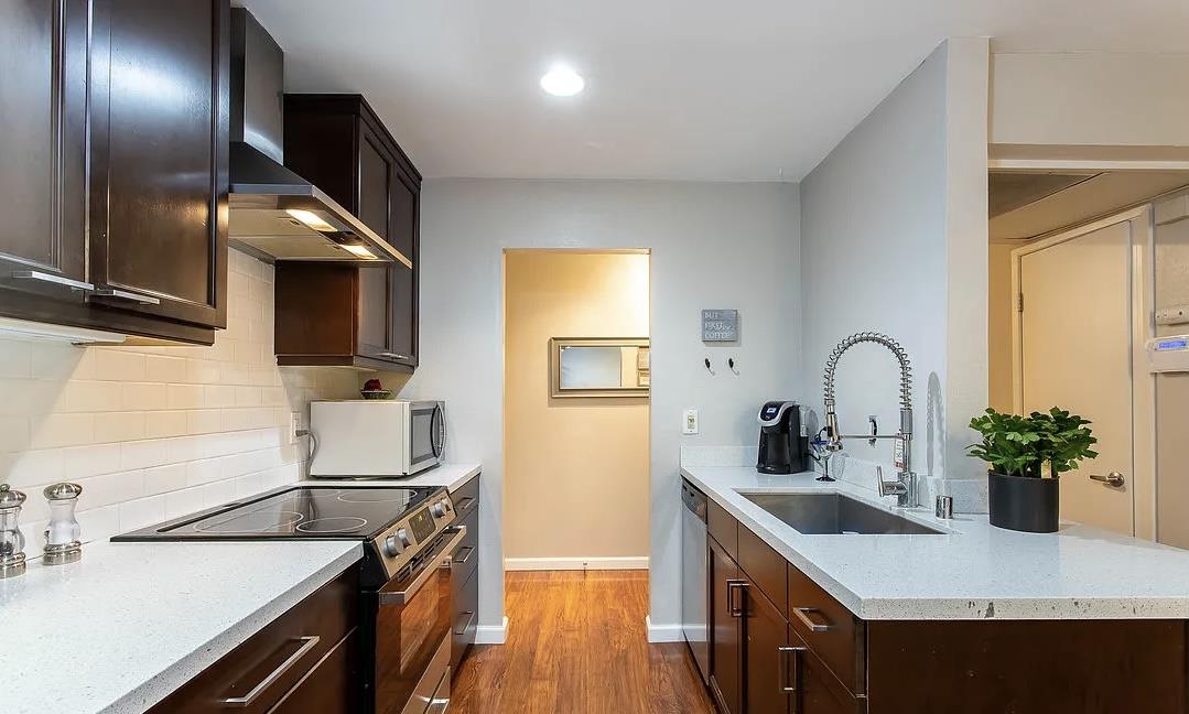 West Hollywood Condo: 8530 Holloway Drive