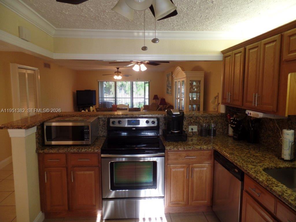 Weston Condo: 280 Racquet Club Road