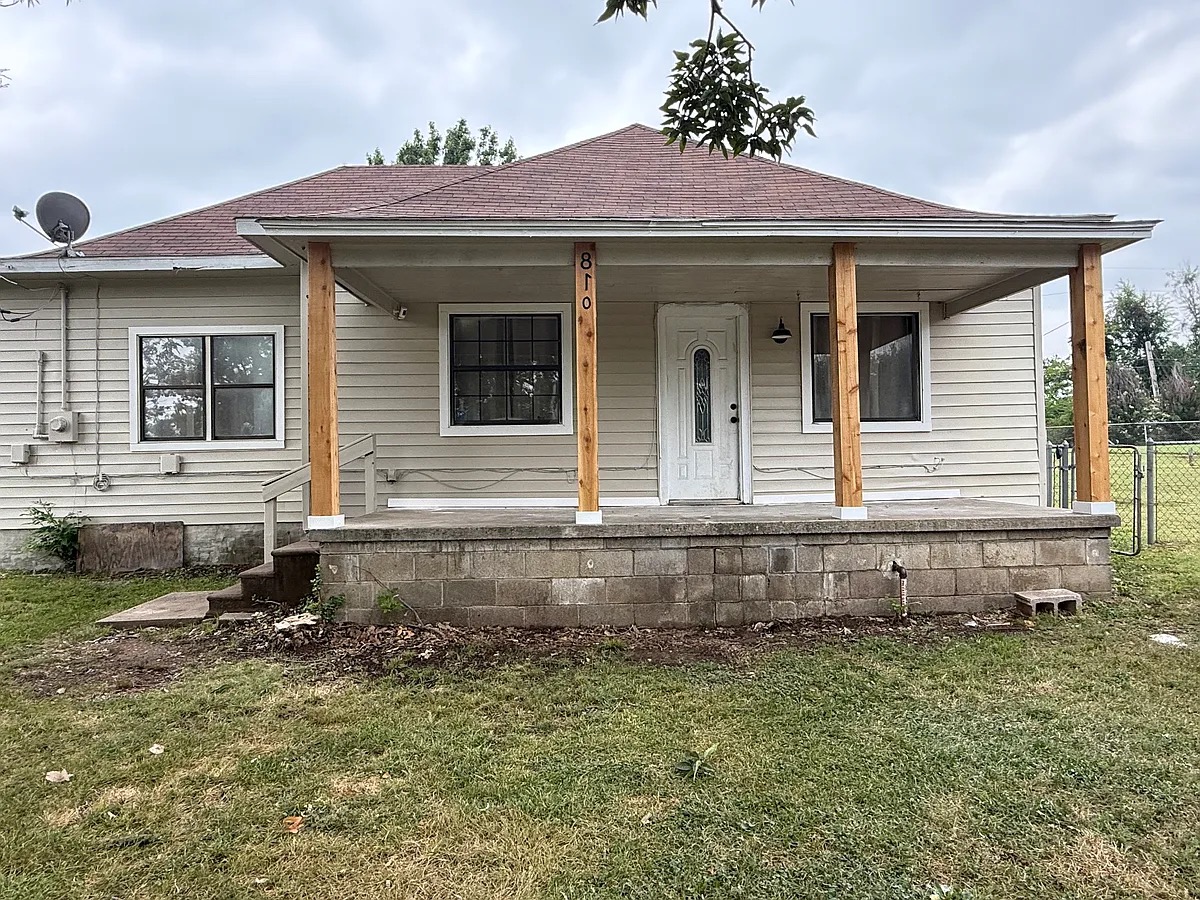 Collinsville House: 810 N 12th St