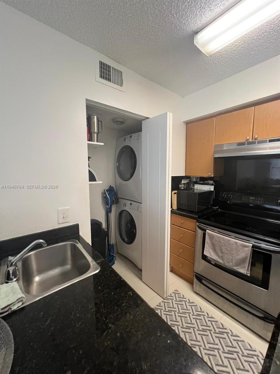 Hollywood Condo: 550 South Park Road