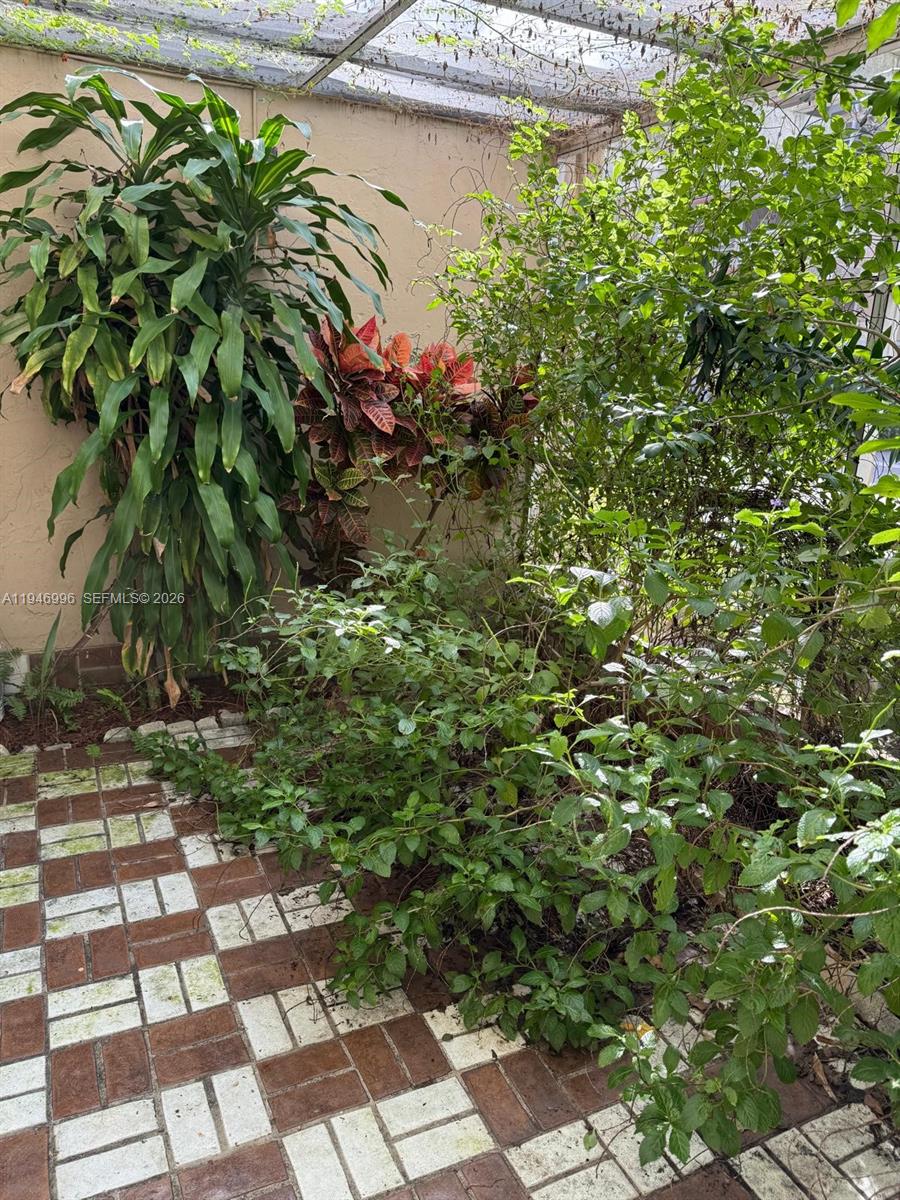 Plantation Condo: 404 Northwest 68th Avenue