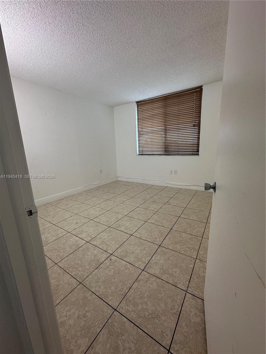 Hollywood Condo: 919 Hillcrest Drive