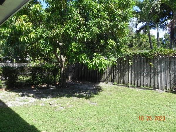 Hollywood Condo: 819 North Highland Drive