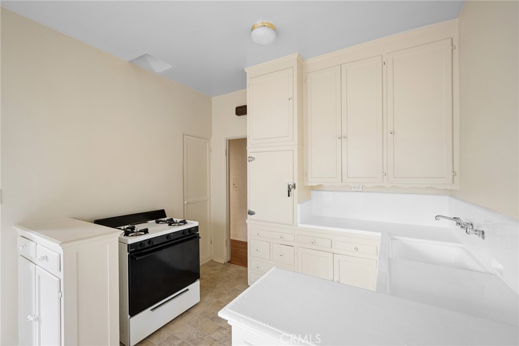 Glendale Condo: 200 East Lomita Avenue