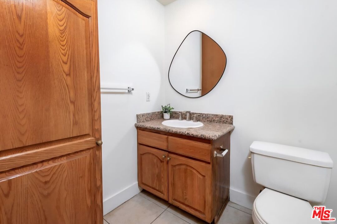 Los Angeles Condo: 525 North Orange Drive