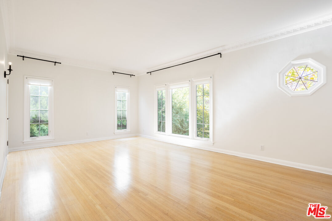 Beverly Hills Condo: 442 South Maple Drive