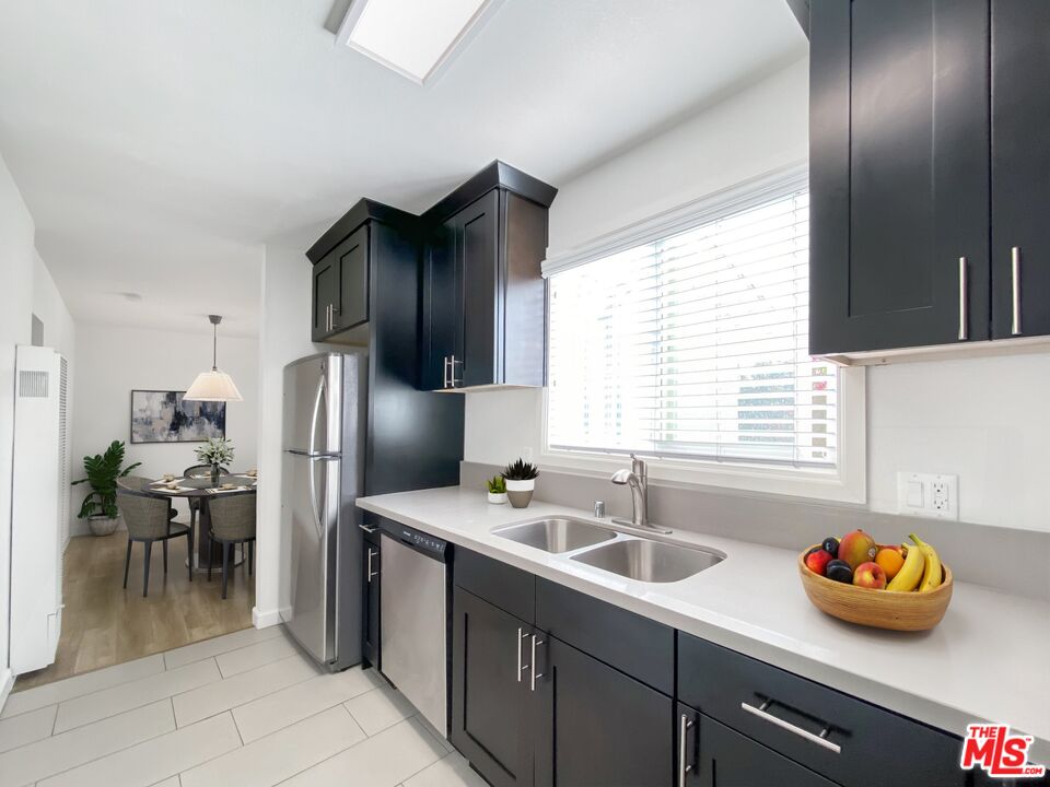 Los Angeles Condo: 1446 South Cochran Avenue