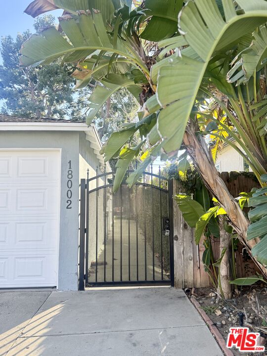 Encino Condo: 18002 Collins Street
