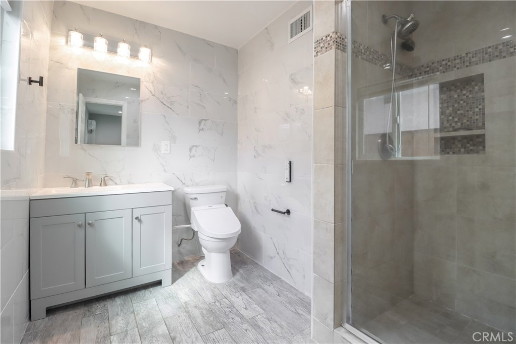 Chatsworth Condo: 9752 Laramie Avenue