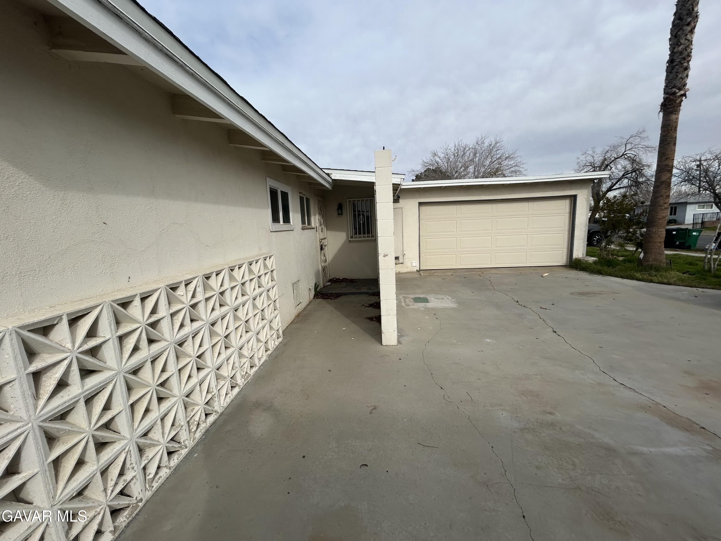 Lancaster Condo: 44021 3rd Street East