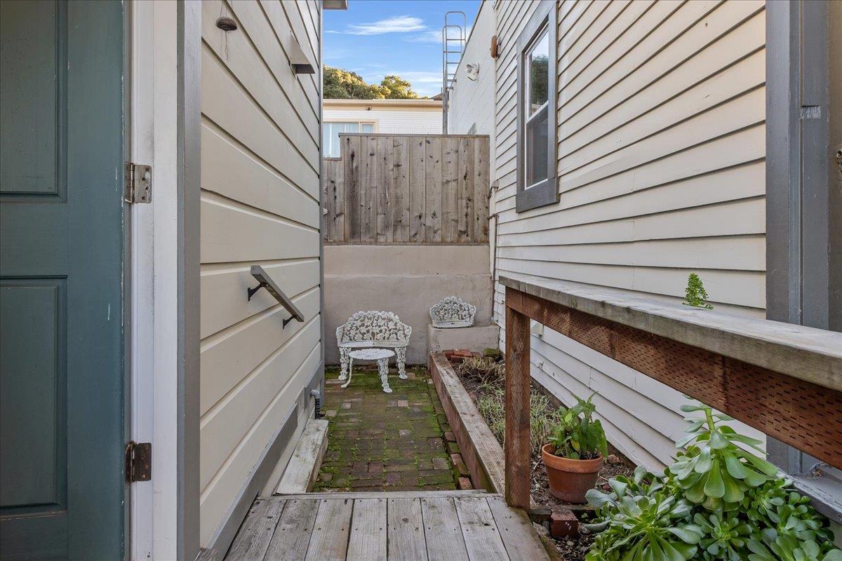 Pacific Grove Condo: 525 Laurel Avenue