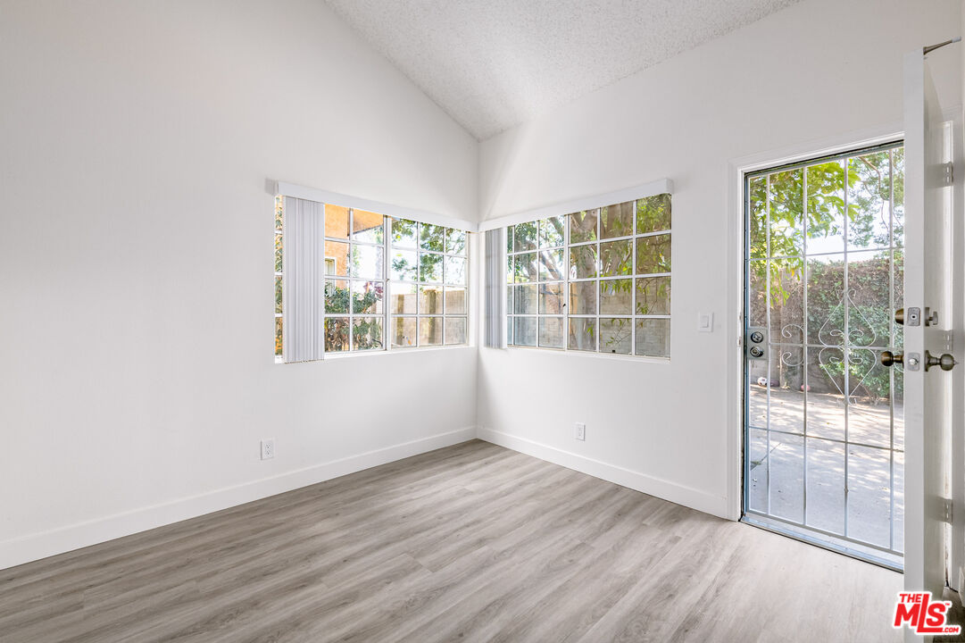 Van Nuys Condo: 6941 Hazeltine Avenue