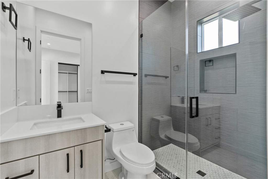 Granada Hills Condo: 17315 Los Alimos Street