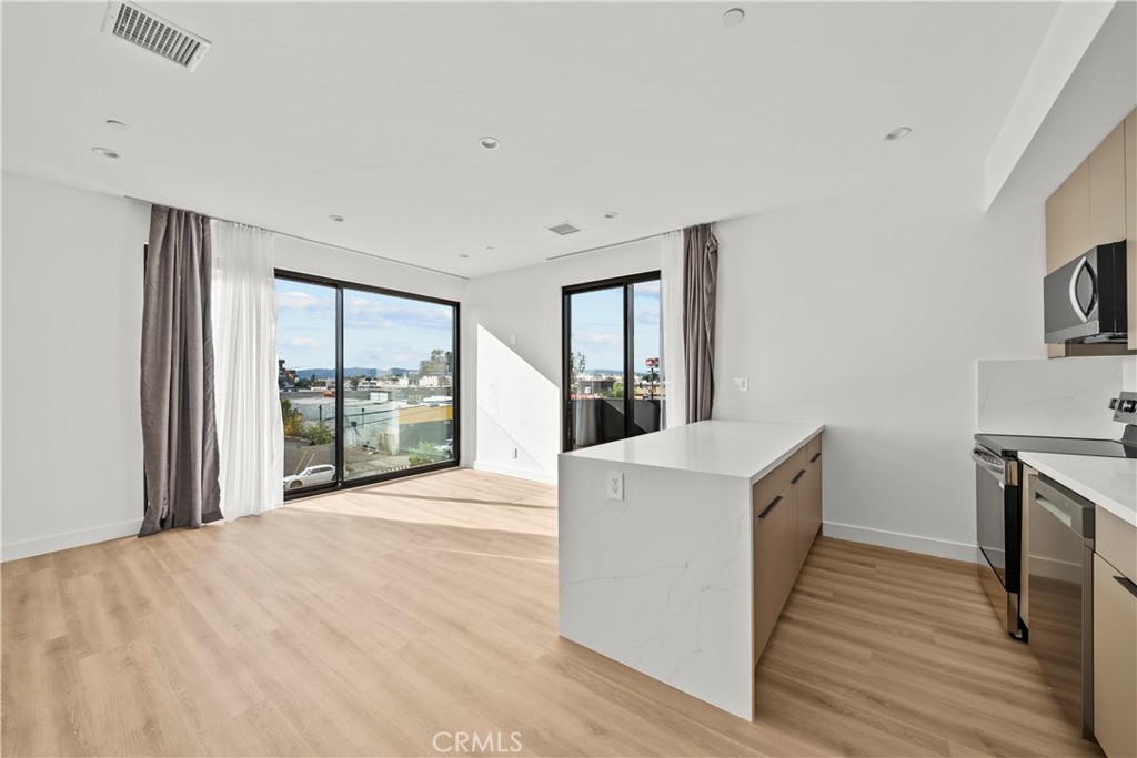 North Hollywood Condo: 6605 Troost Avenue