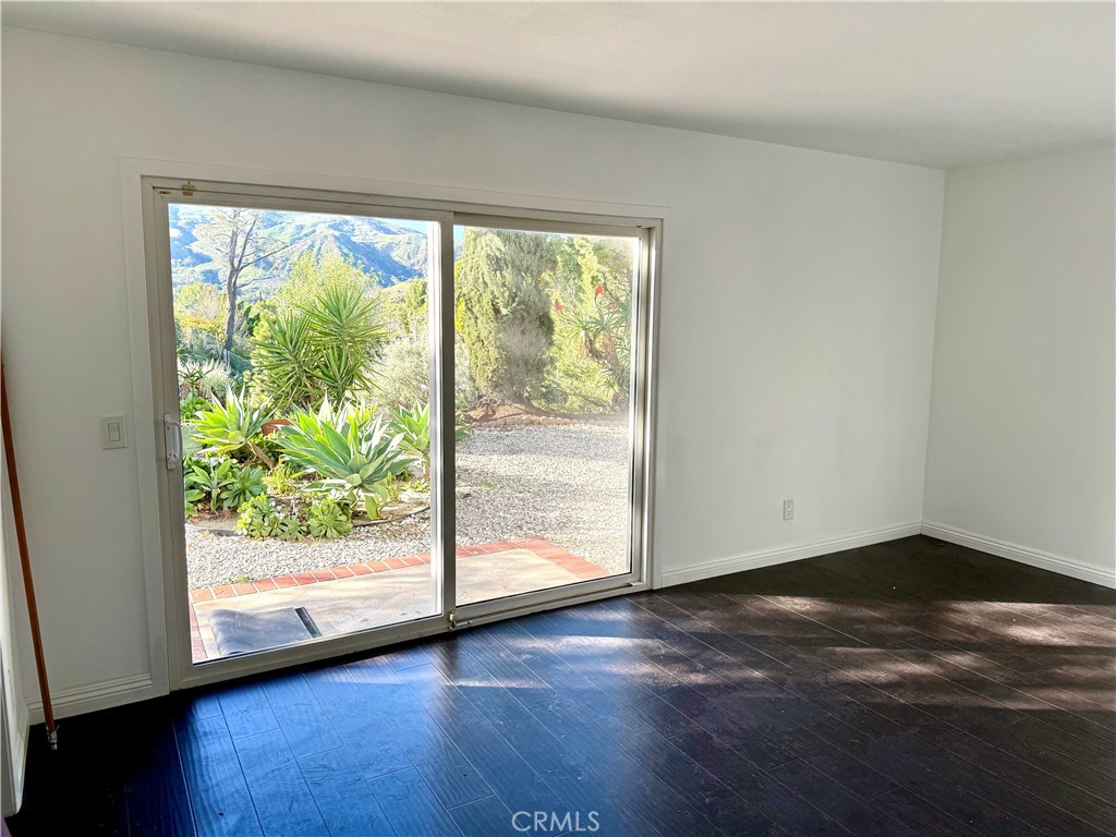 Granada Hills Condo: 12839 McLennan Avenue