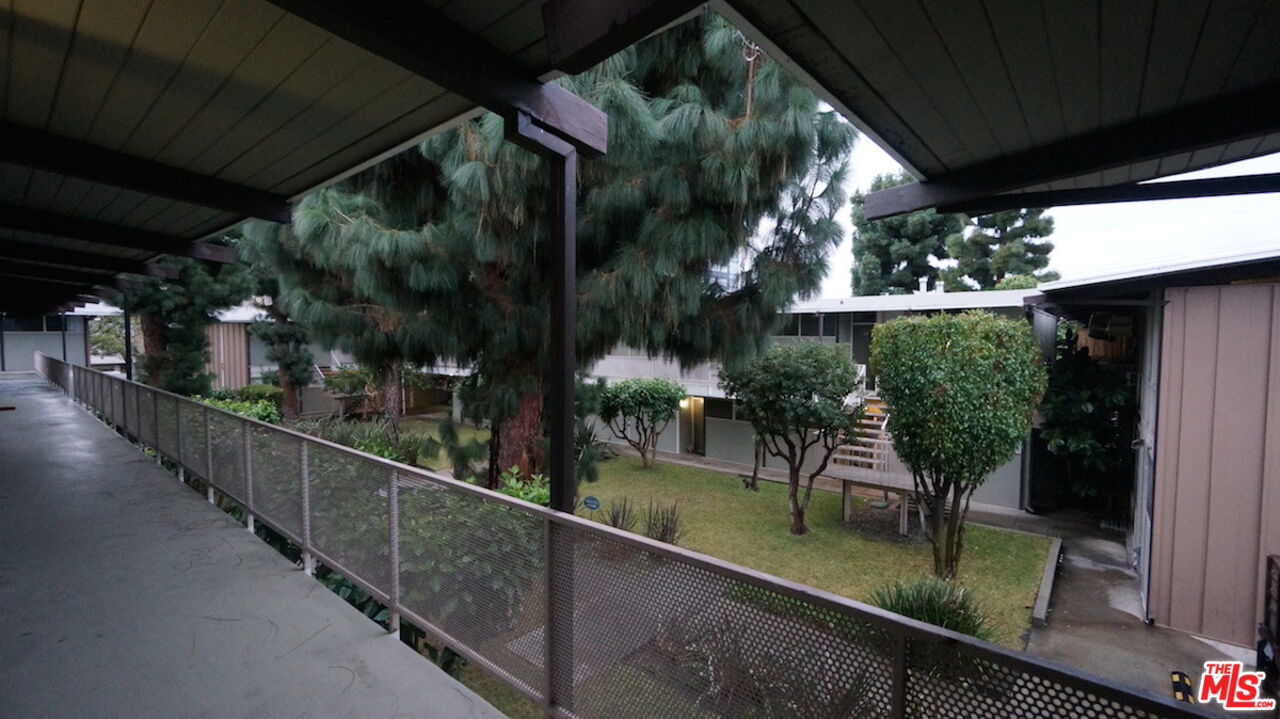 Los Angeles Condo: 11133 Rose Avenue