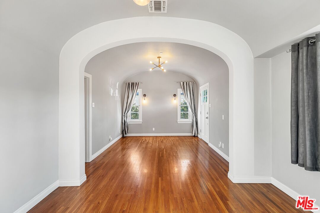 Los Angeles Condo: 2630 South Bedford Street