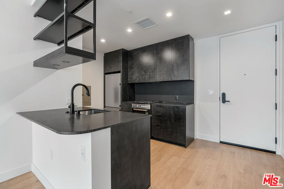 Los Angeles Condo: 10700 Tabor Street