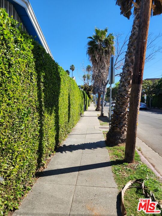 Los Angeles Condo: 1402 North Las Palmas Avenue