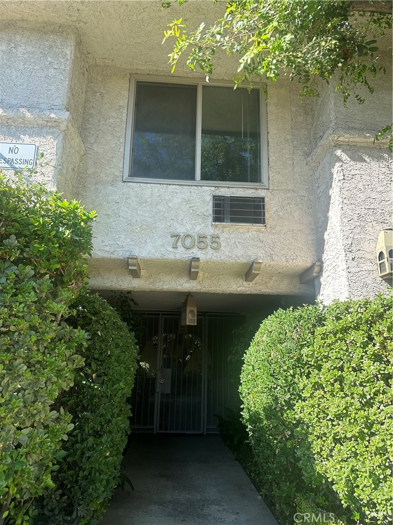 Reseda Condo: 7055 Etiwanda Avenue